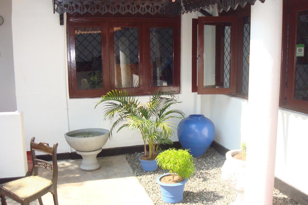 Blue Seas Guest House Dehiwala-Mount Lavinia Екстер'єр фото