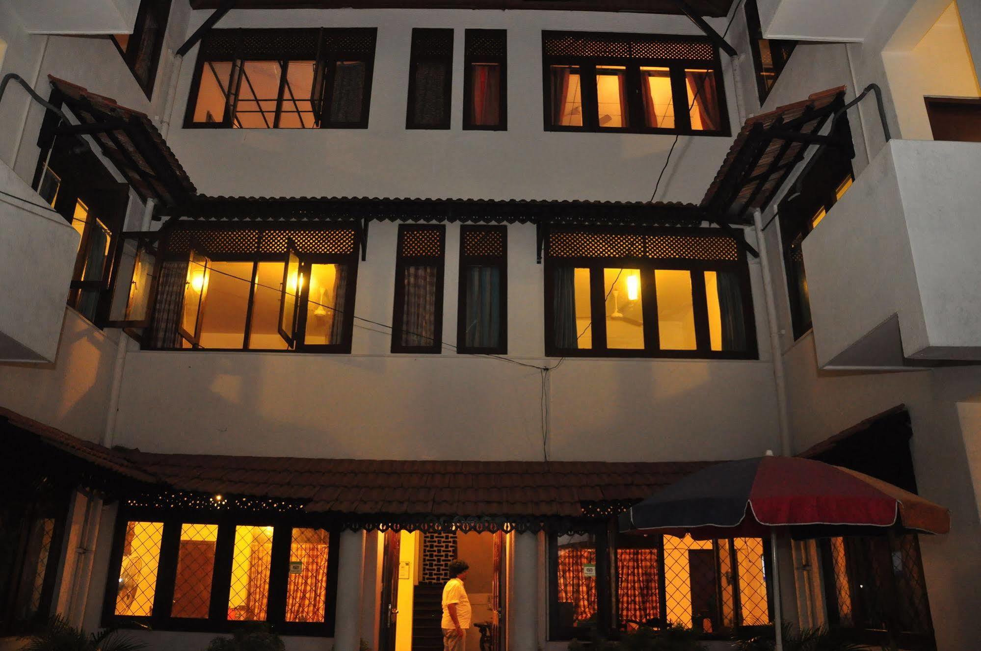 Blue Seas Guest House Dehiwala-Mount Lavinia Екстер'єр фото