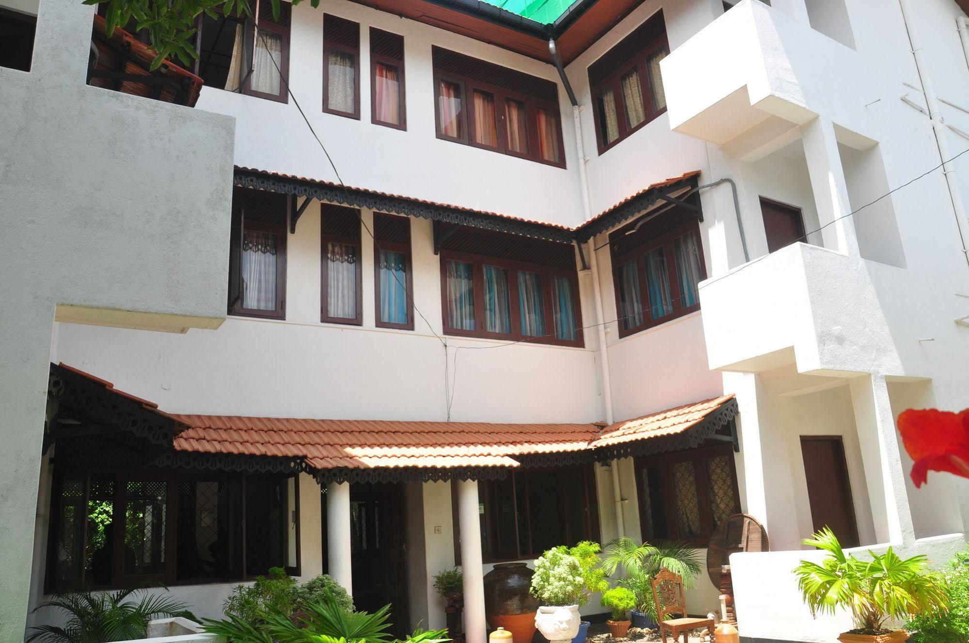 Blue Seas Guest House Dehiwala-Mount Lavinia Екстер'єр фото