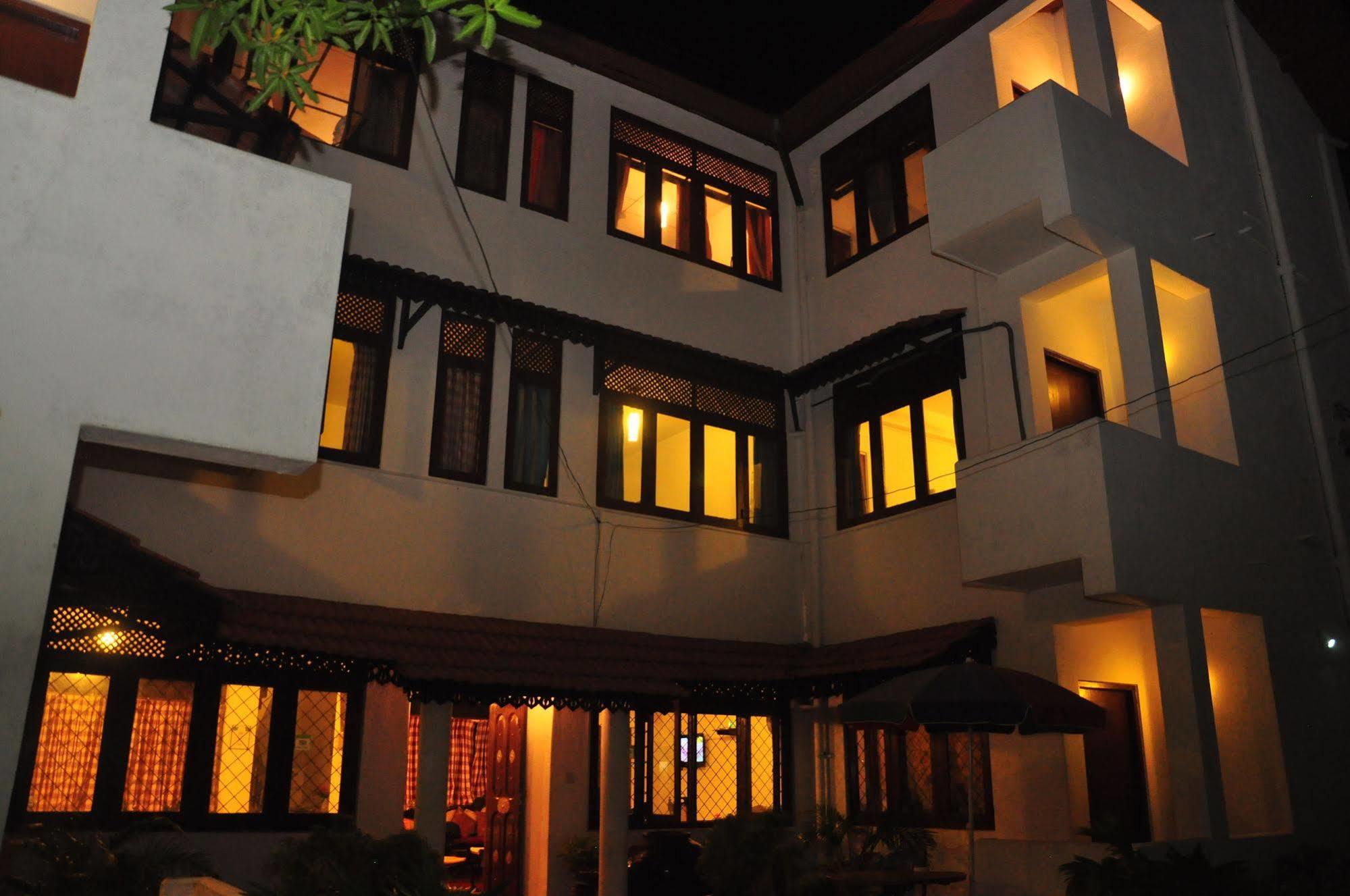 Blue Seas Guest House Dehiwala-Mount Lavinia Екстер'єр фото