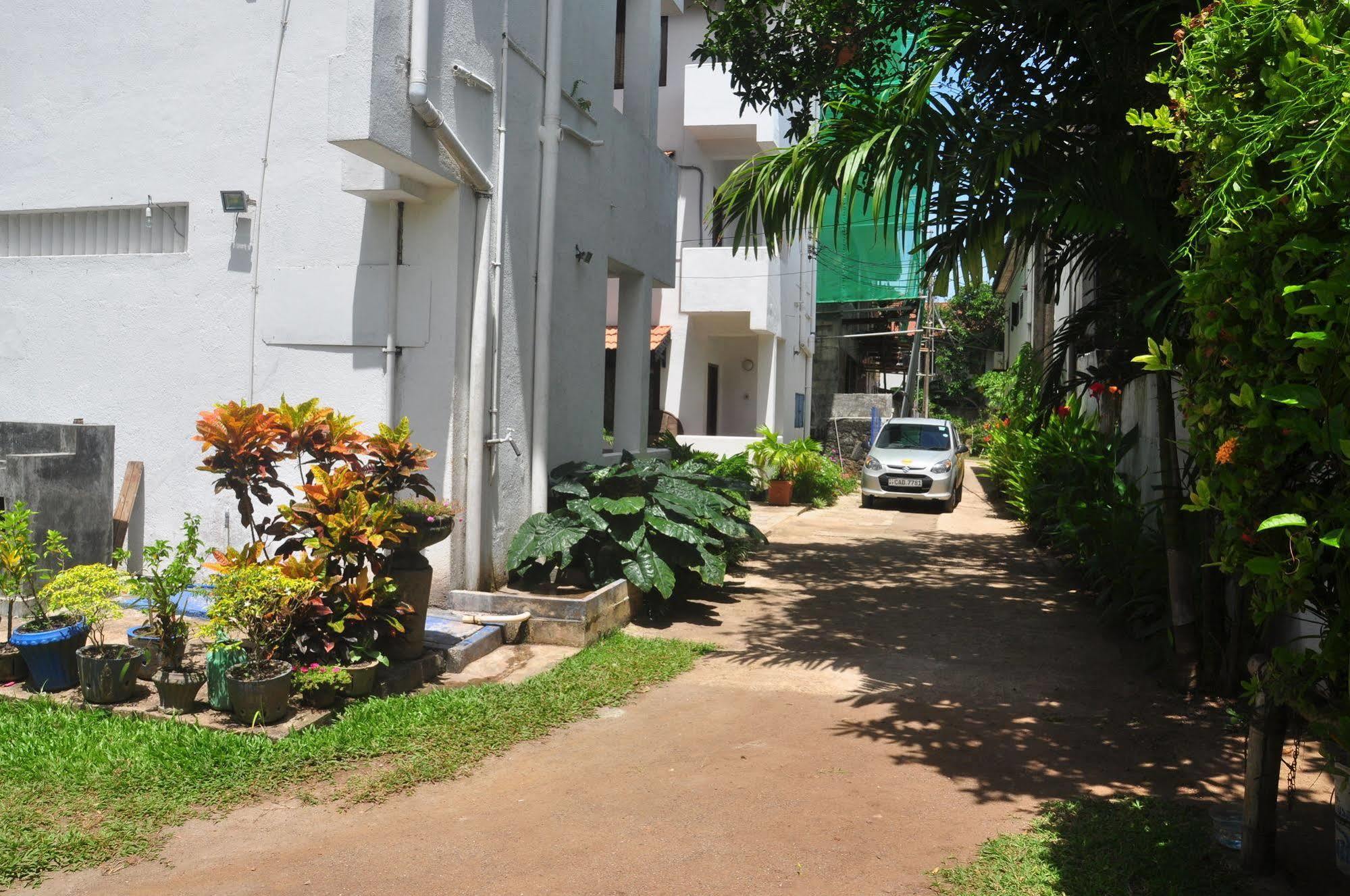 Blue Seas Guest House Dehiwala-Mount Lavinia Екстер'єр фото